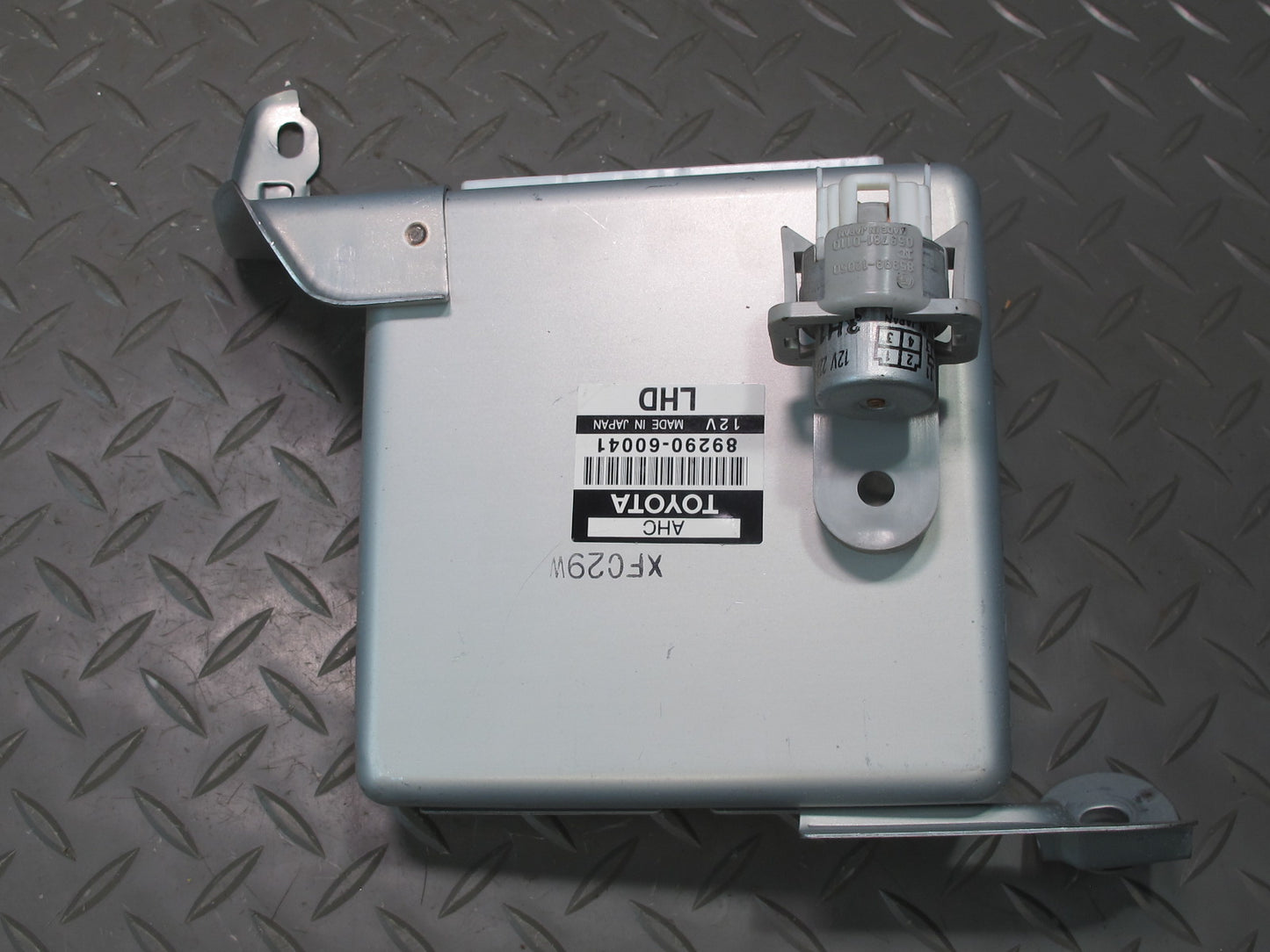2003-2007 Lexus UZJ100L LX470 Suspension Control Computer Module 89290-60040