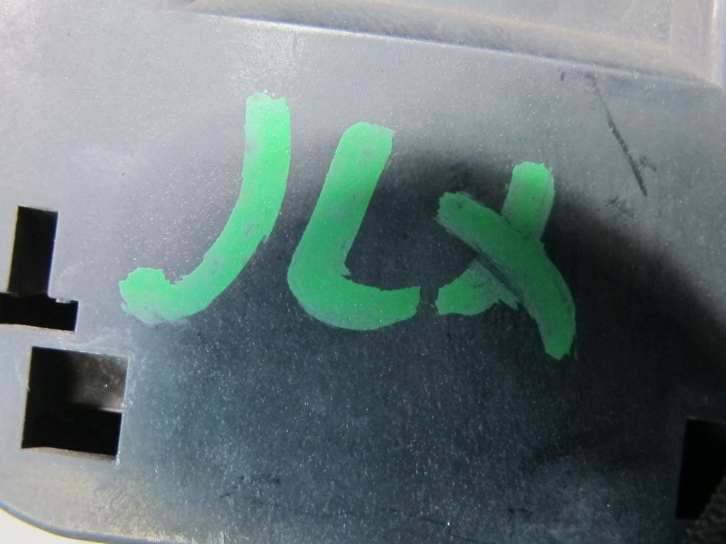 2003-2007 Lexus UZJ100L LX470 Smoke Sensor w Bracket 88898-60030