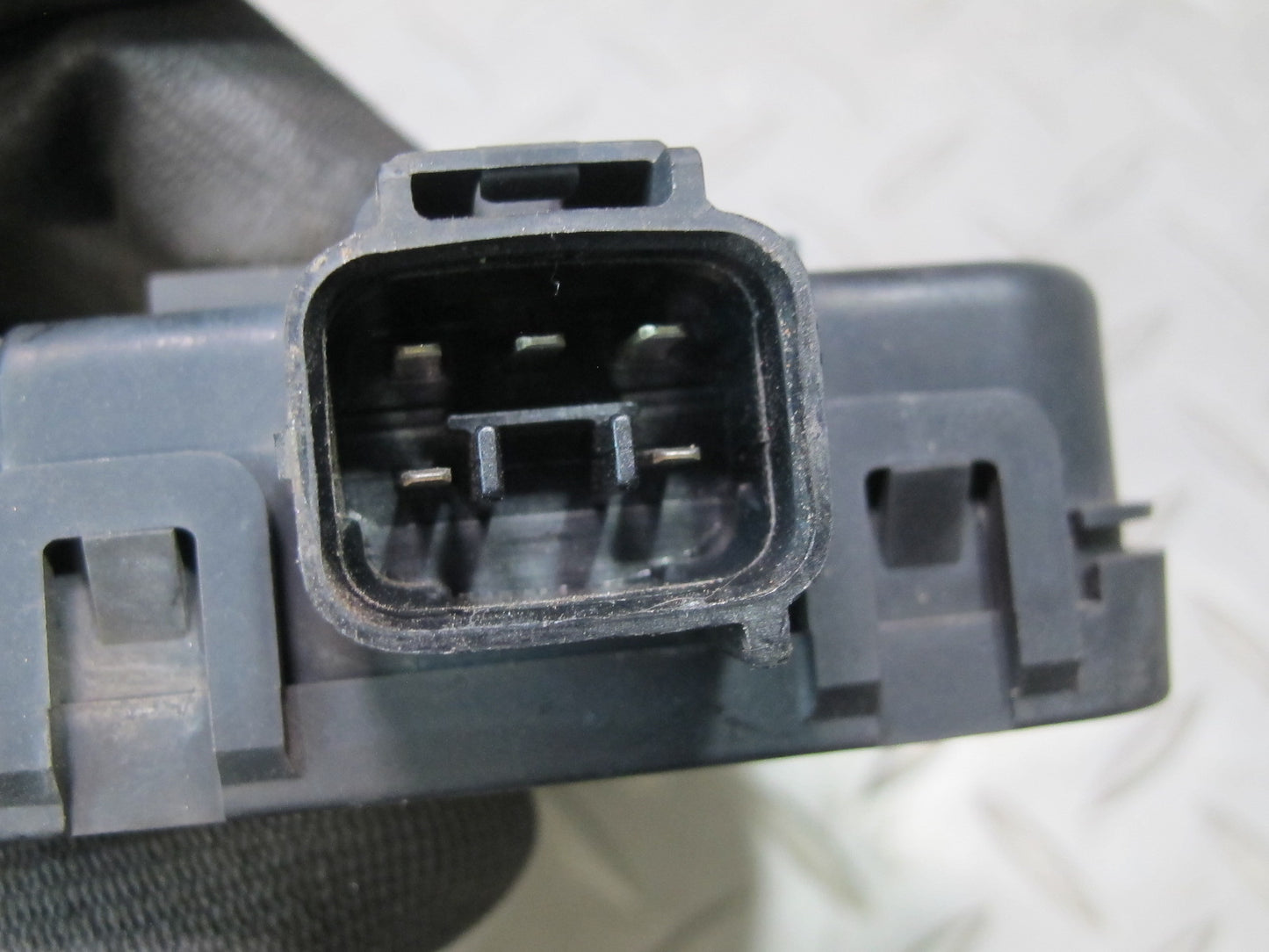 2003-2007 Lexus UZJ100L LX470 Smoke Sensor w Bracket 88898-60030