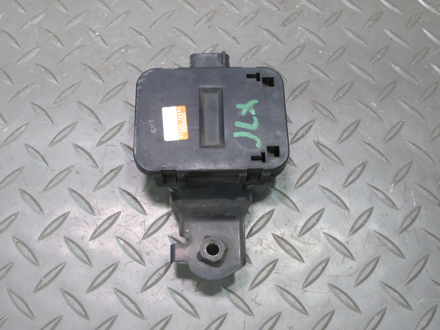 2003-2007 Lexus UZJ100L LX470 Smoke Sensor w Bracket 88898-60030