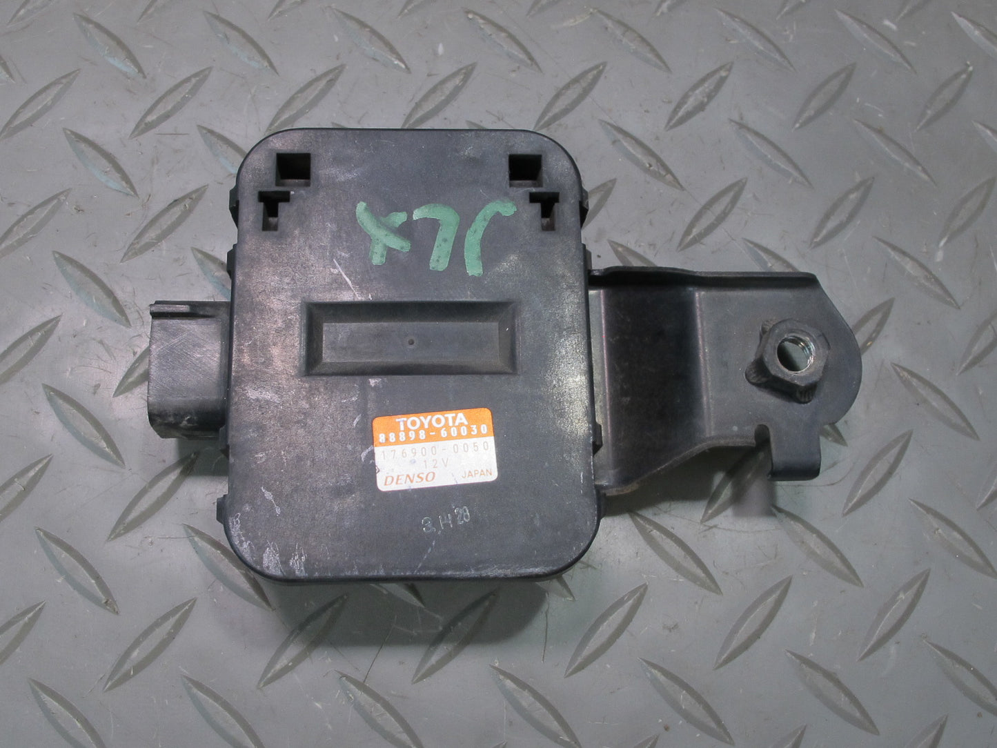 2003-2007 Lexus UZJ100L LX470 Smoke Sensor w Bracket 88898-60030