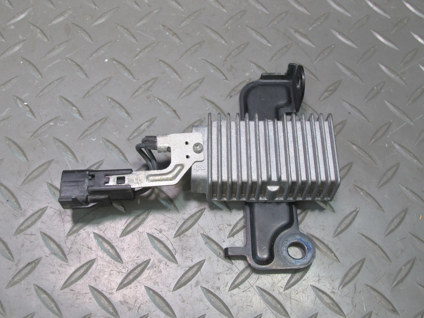 2005-2007 Lexus UZJ100L LX470 Fuel Pump Resistor Module 23080-50170