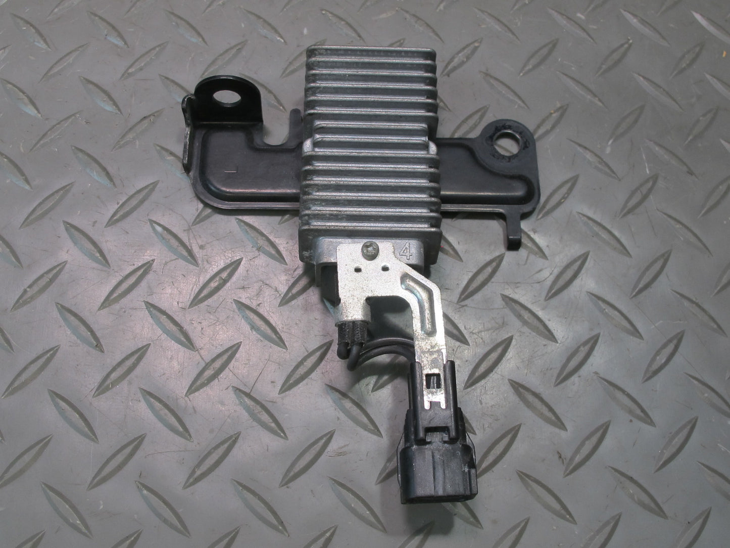 2005-2007 Lexus UZJ100L LX470 Fuel Pump Resistor Module 23080-50170