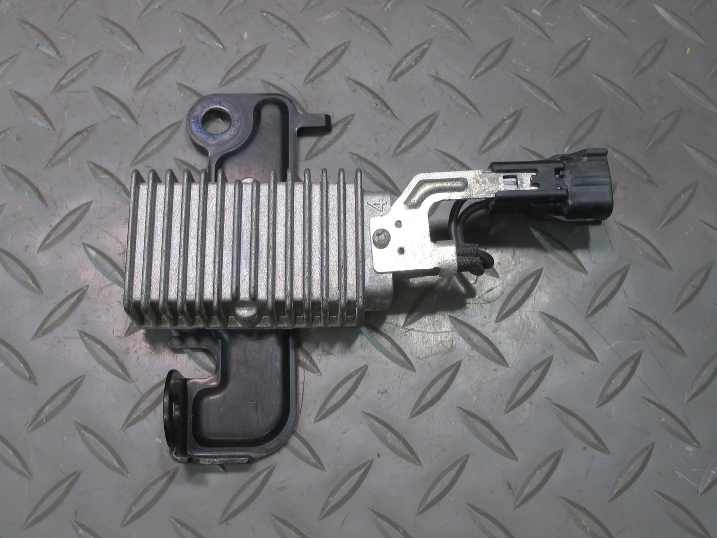 2005-2007 Lexus UZJ100L LX470 Fuel Pump Resistor Module 23080-50170