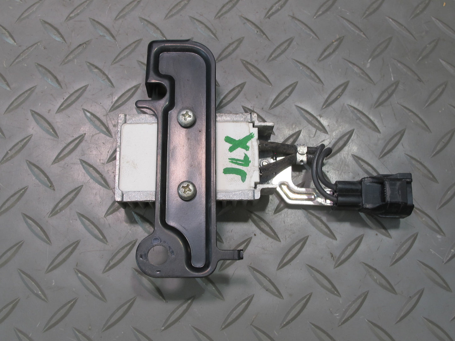 2005-2007 Lexus UZJ100L LX470 Fuel Pump Resistor Module 23080-50170