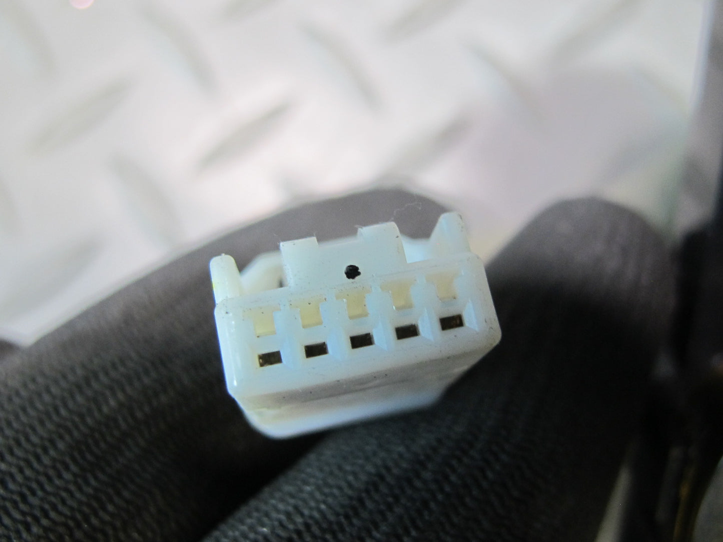 03-07 Lexus UZJ100L LX470 Right Passenger Seat Belt Warning Light 86860-0W100