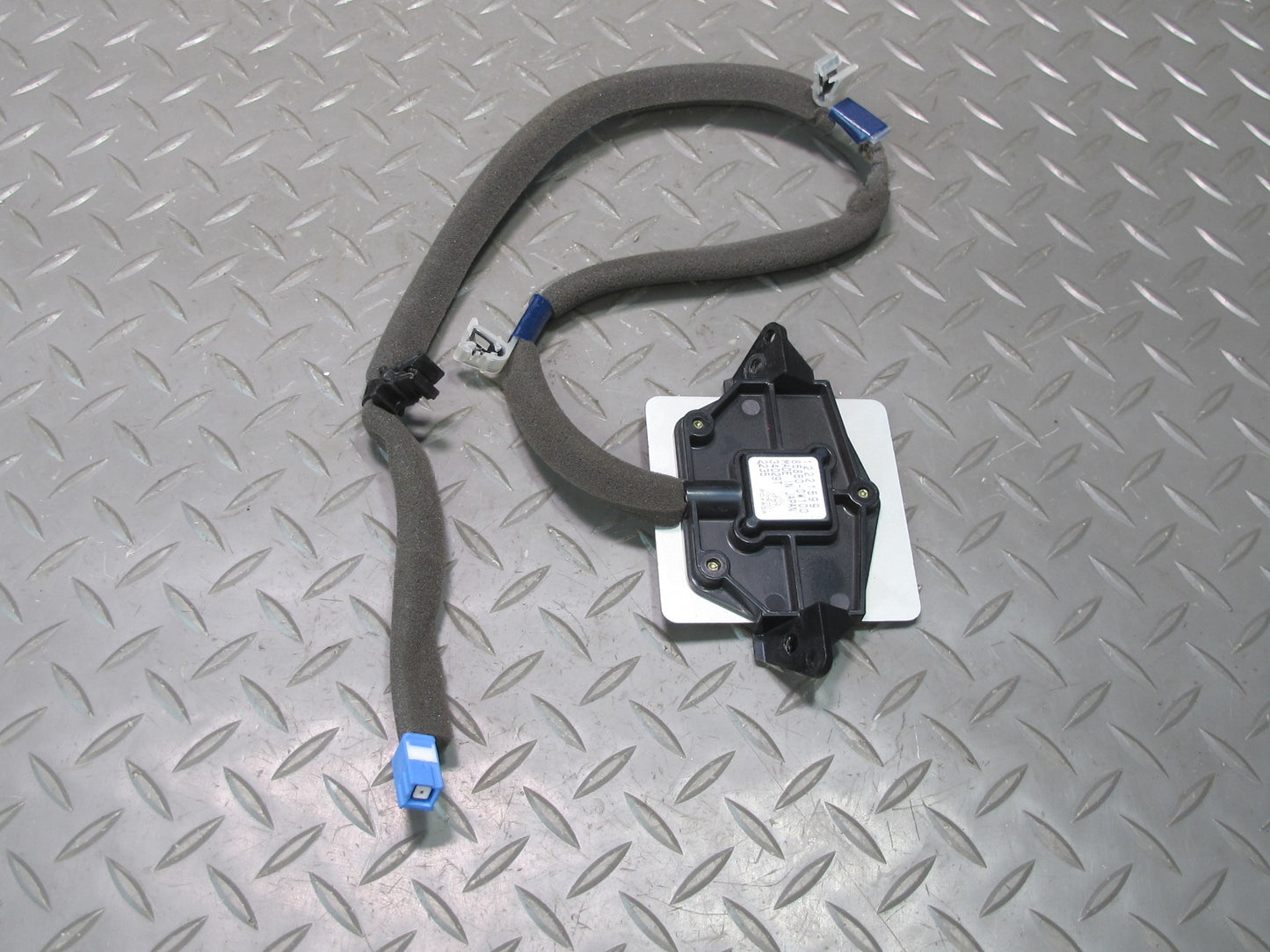 2006-2007 Lexus UZJ100L LX470 GPS Navigation Antenna 86860-0W100