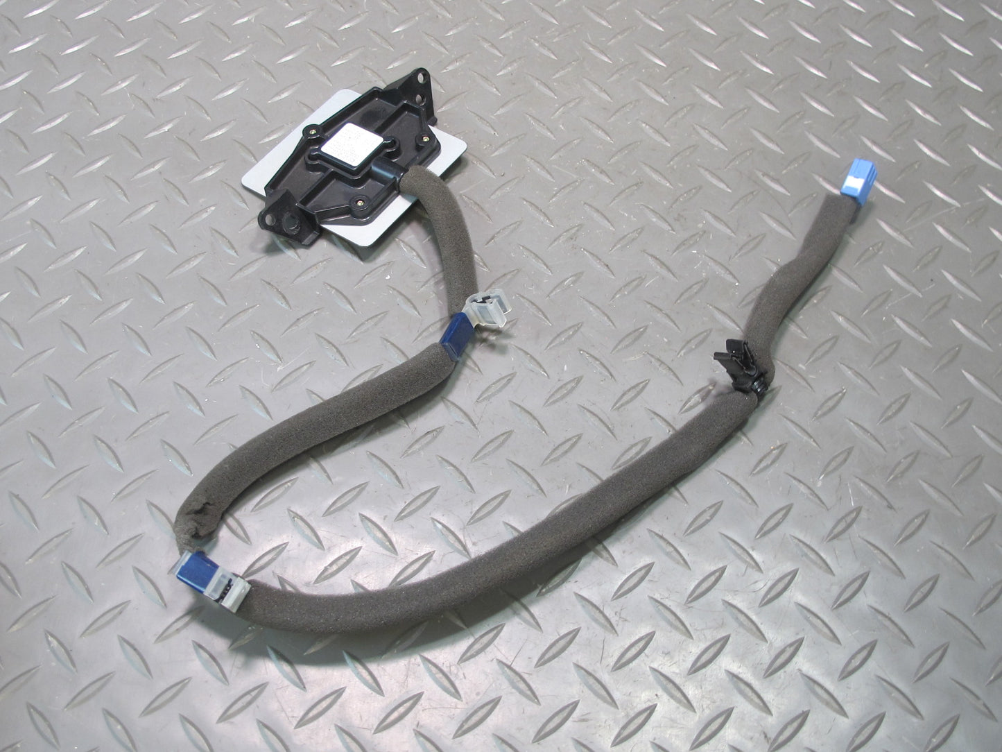 2006-2007 Lexus UZJ100L LX470 GPS Navigation Antenna 86860-0W100