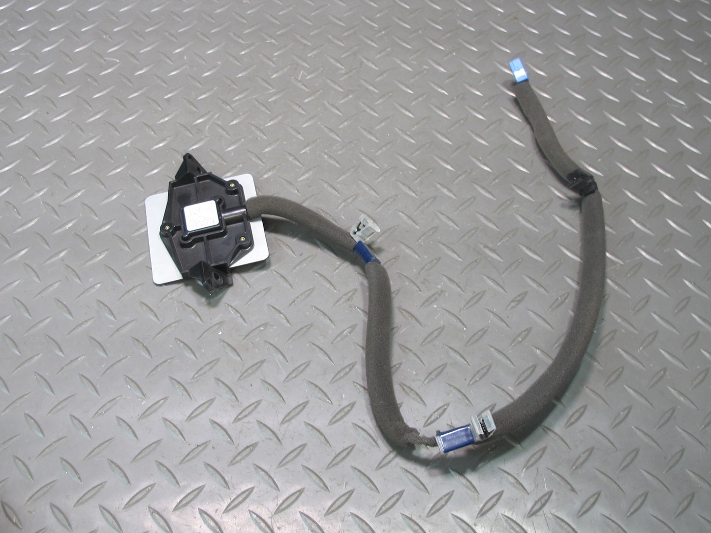 2006-2007 Lexus UZJ100L LX470 GPS Navigation Antenna 86860-0W100