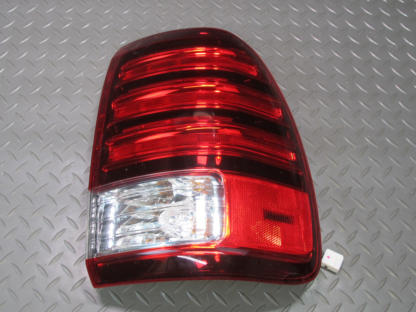 2006-2007 Lexus UZJ100L LX470 Rear Right Outer Tail Light Lamp