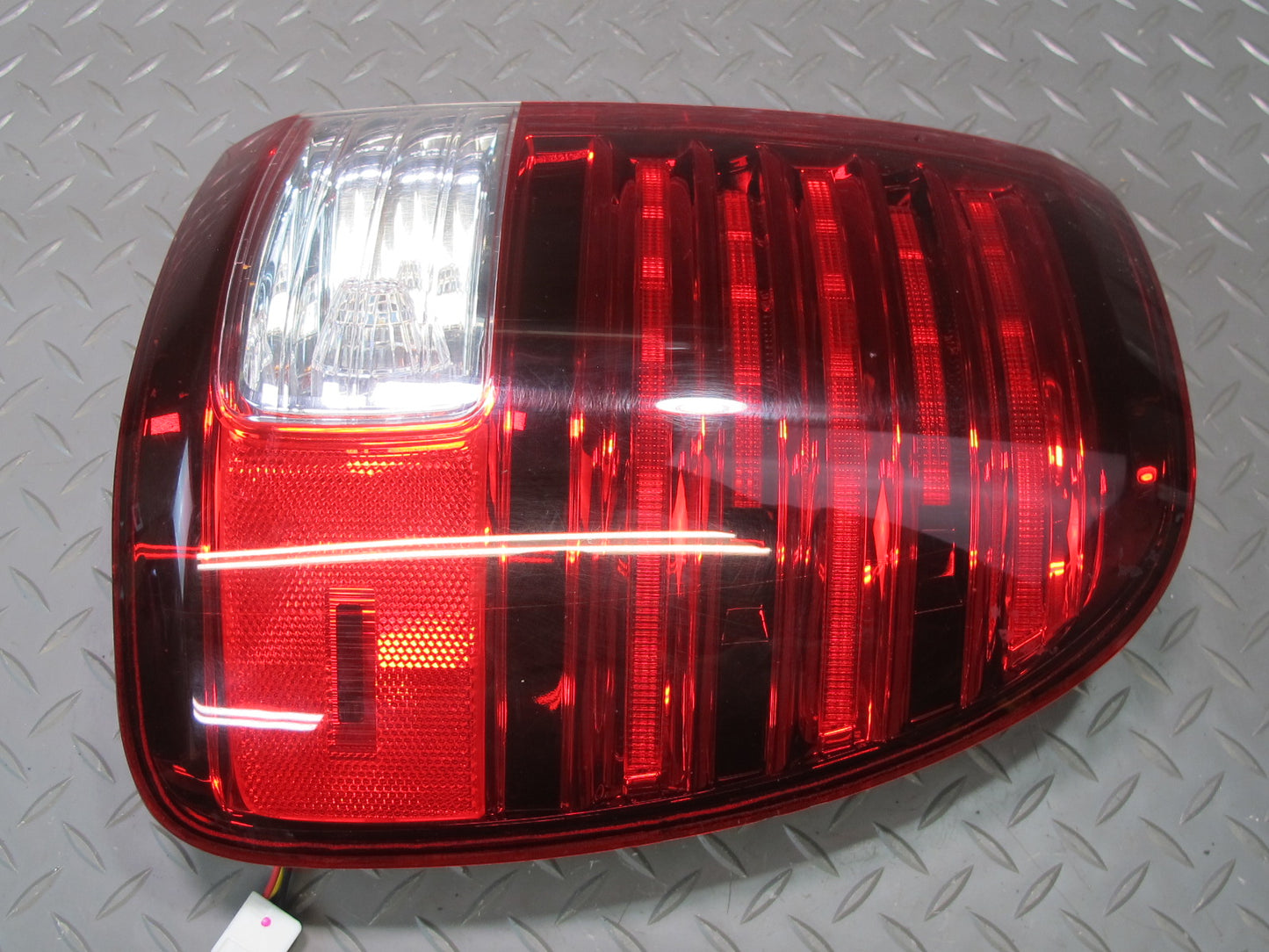 2006-2007 Lexus UZJ100L LX470 Rear Right Outer Tail Light Lamp