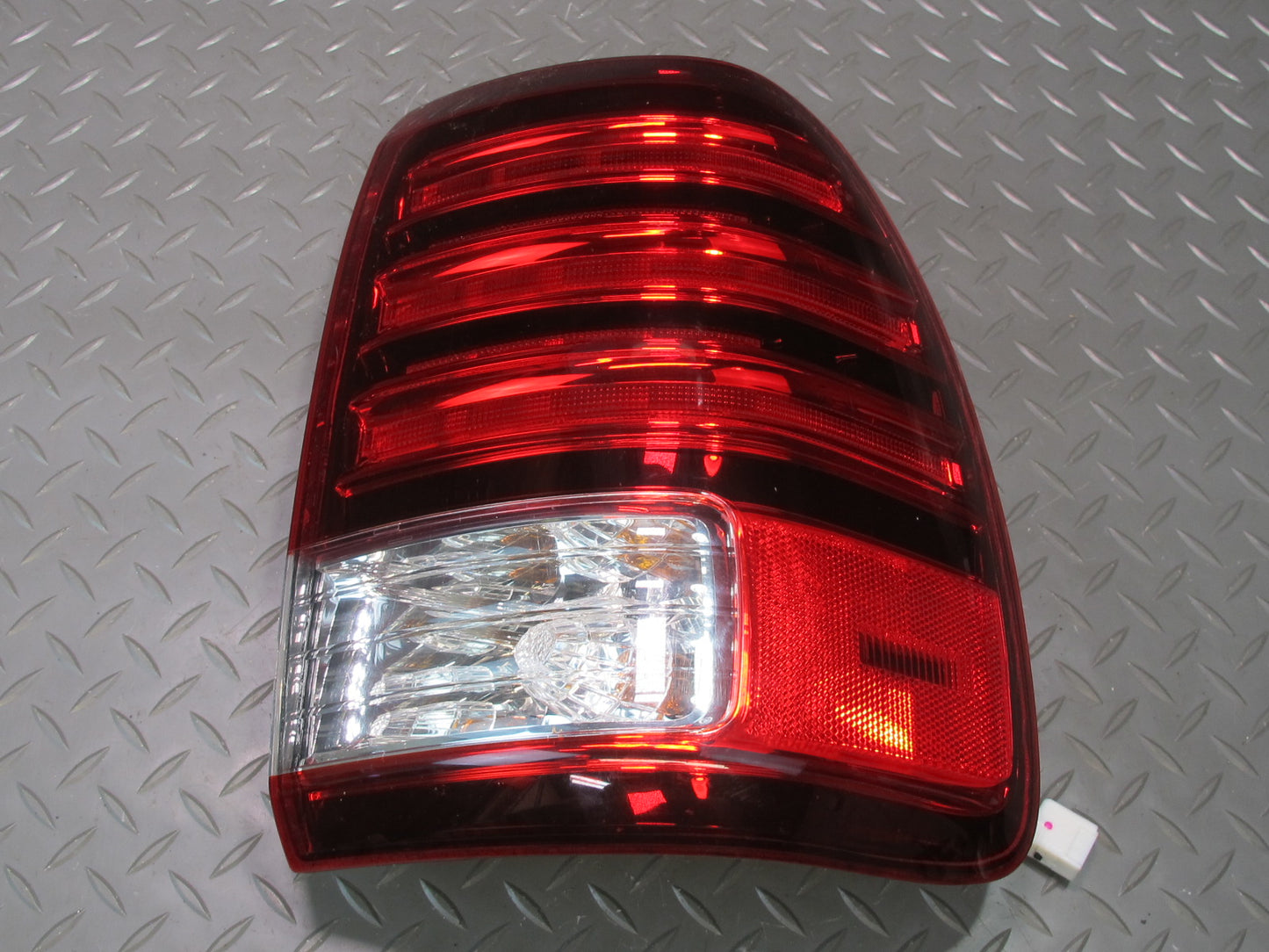 2006-2007 Lexus UZJ100L LX470 Rear Right Outer Tail Light Lamp
