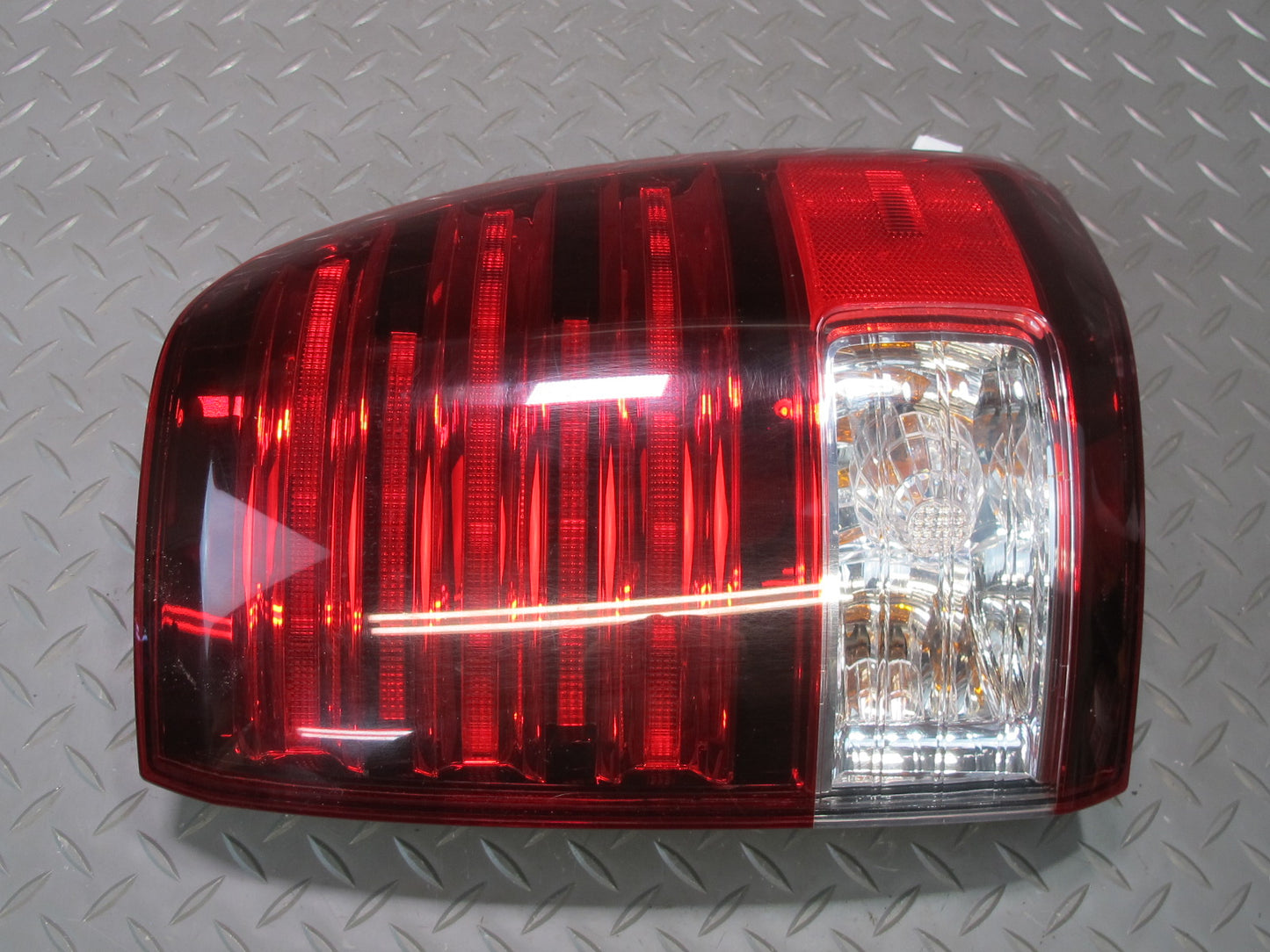 2006-2007 Lexus UZJ100L LX470 Rear Right Outer Tail Light Lamp