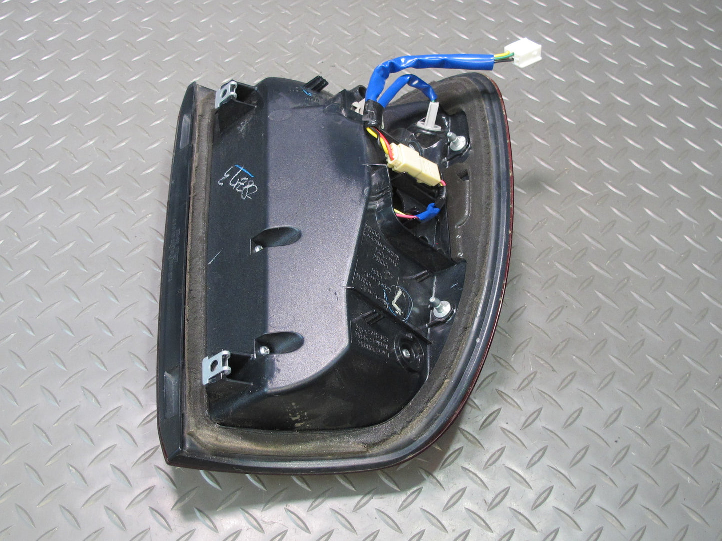 2006-2007 Lexus UZJ100L LX470 Rear Right Outer Tail Light Lamp