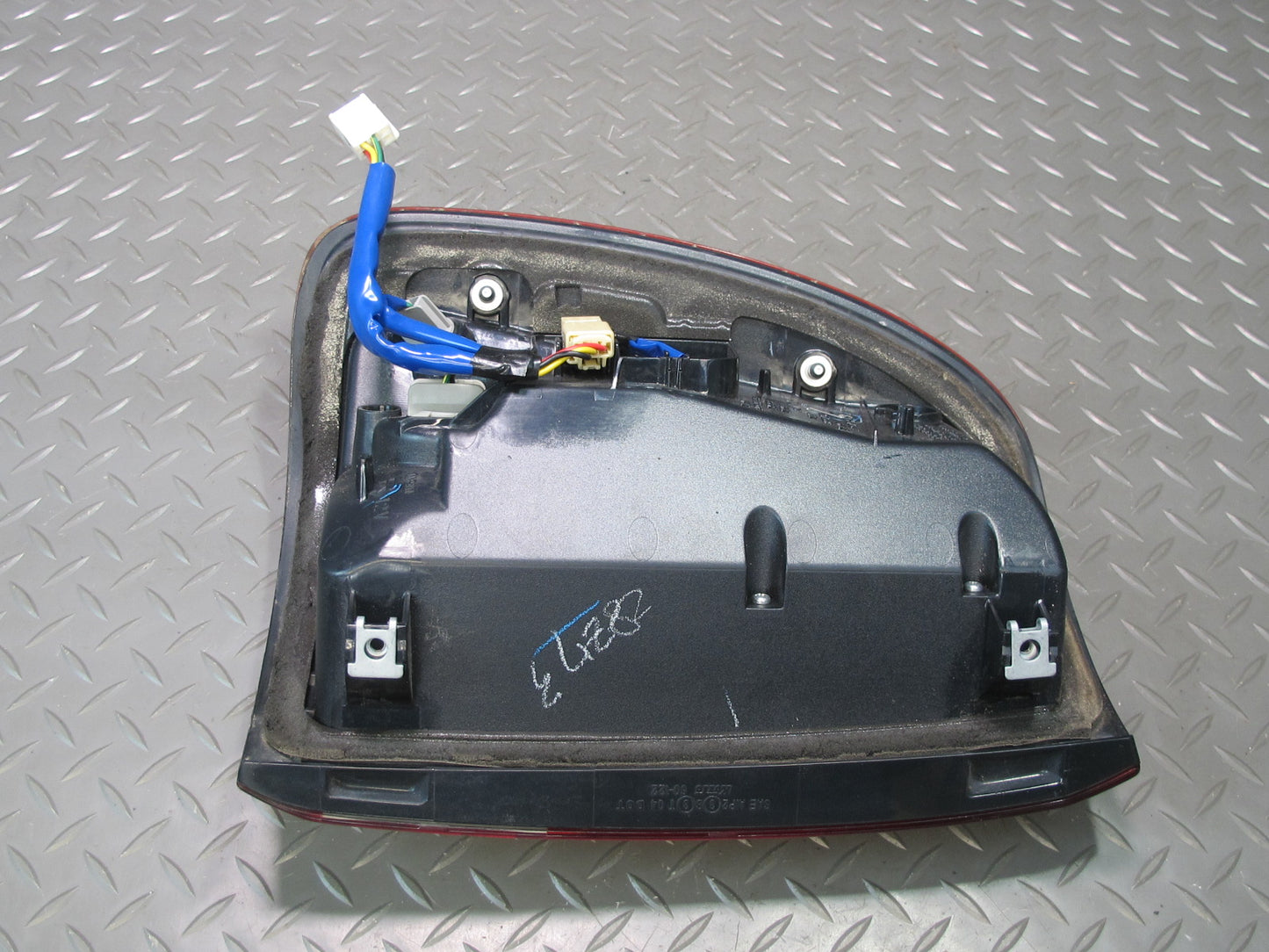 2006-2007 Lexus UZJ100L LX470 Rear Right Outer Tail Light Lamp