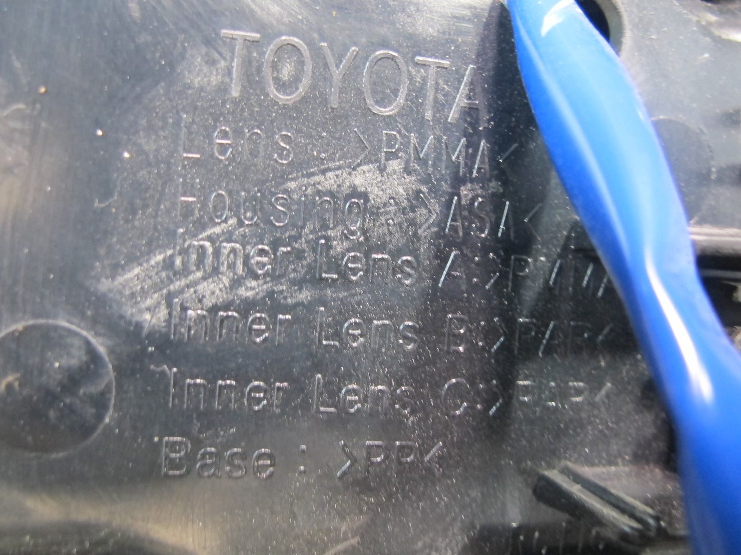 2006-2007 Lexus UZJ100L LX470 Rear Right Inner Trunk Lid Tail Light Lamp