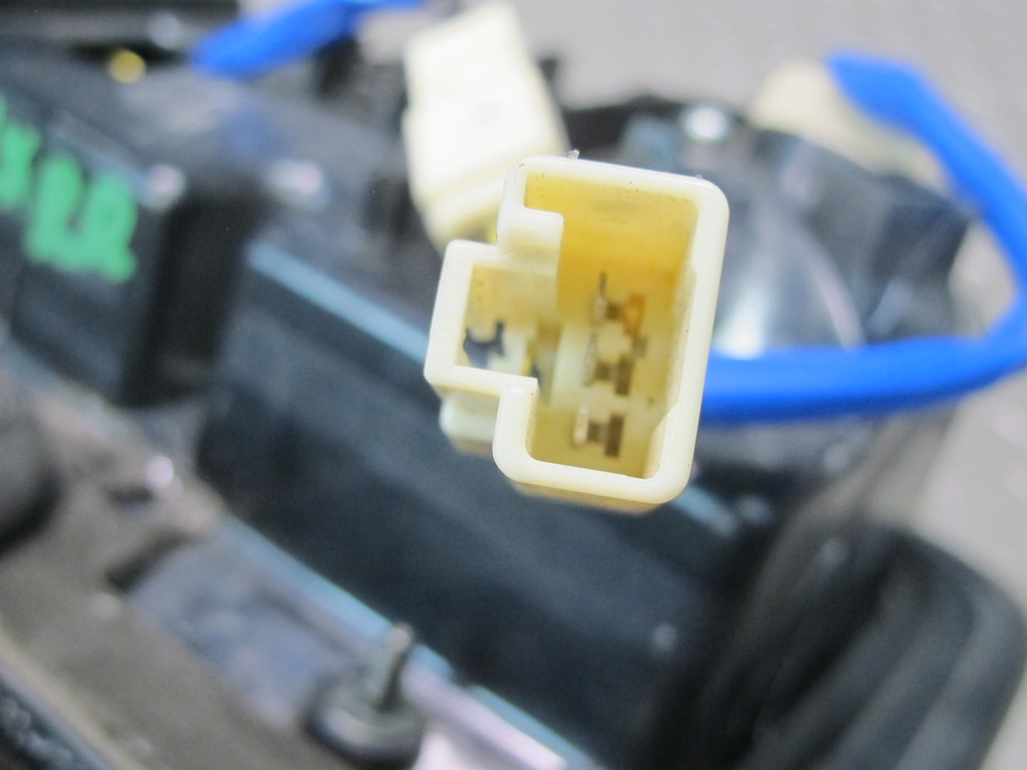 2006-2007 Lexus UZJ100L LX470 Rear Right Inner Trunk Lid Tail Light Lamp