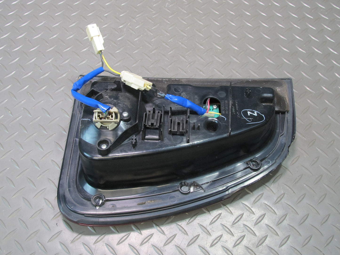 2006-2007 Lexus UZJ100L LX470 Rear Right Inner Trunk Lid Tail Light Lamp