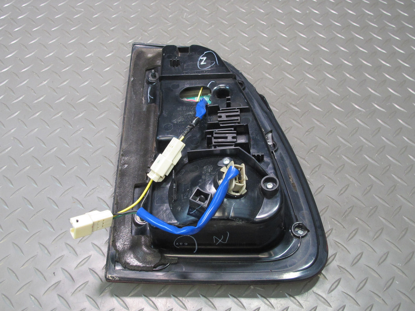 2006-2007 Lexus UZJ100L LX470 Rear Right Inner Trunk Lid Tail Light Lamp