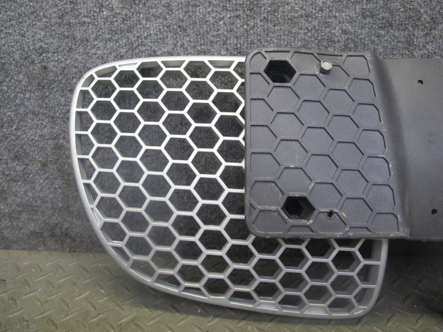 06-09 Pontiac Solstice Front Bumper Right & Left Grille w License Plate Assy OEM