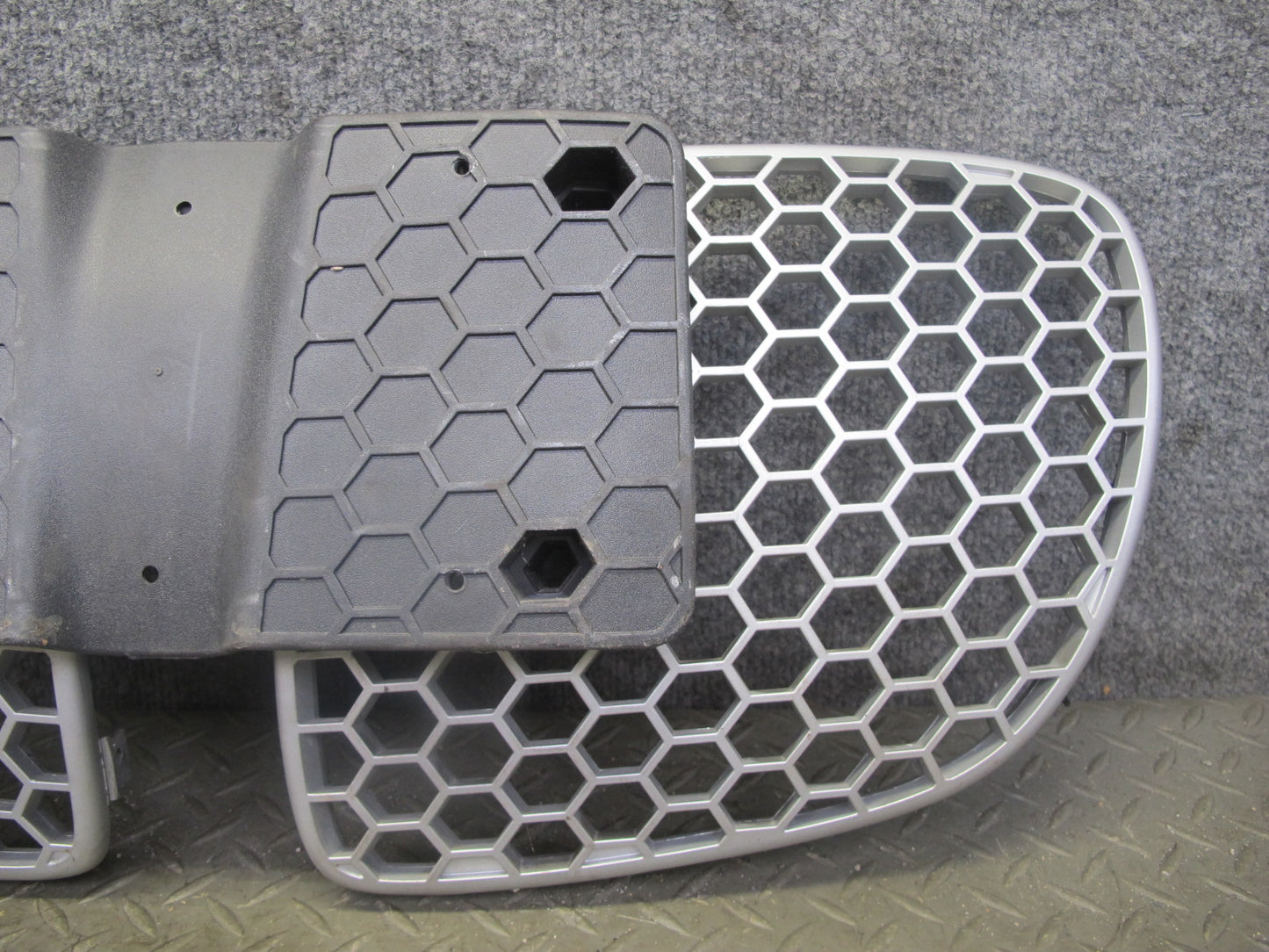 06-09 Pontiac Solstice Front Bumper Right & Left Grille w License Plate Assy OEM