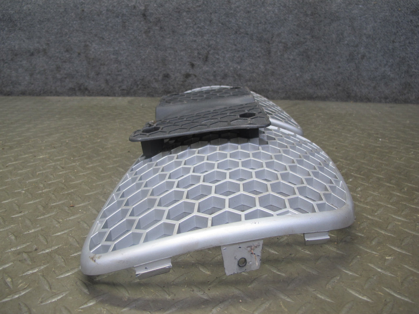 06-09 Pontiac Solstice Front Bumper Right & Left Grille w License Plate Assy OEM