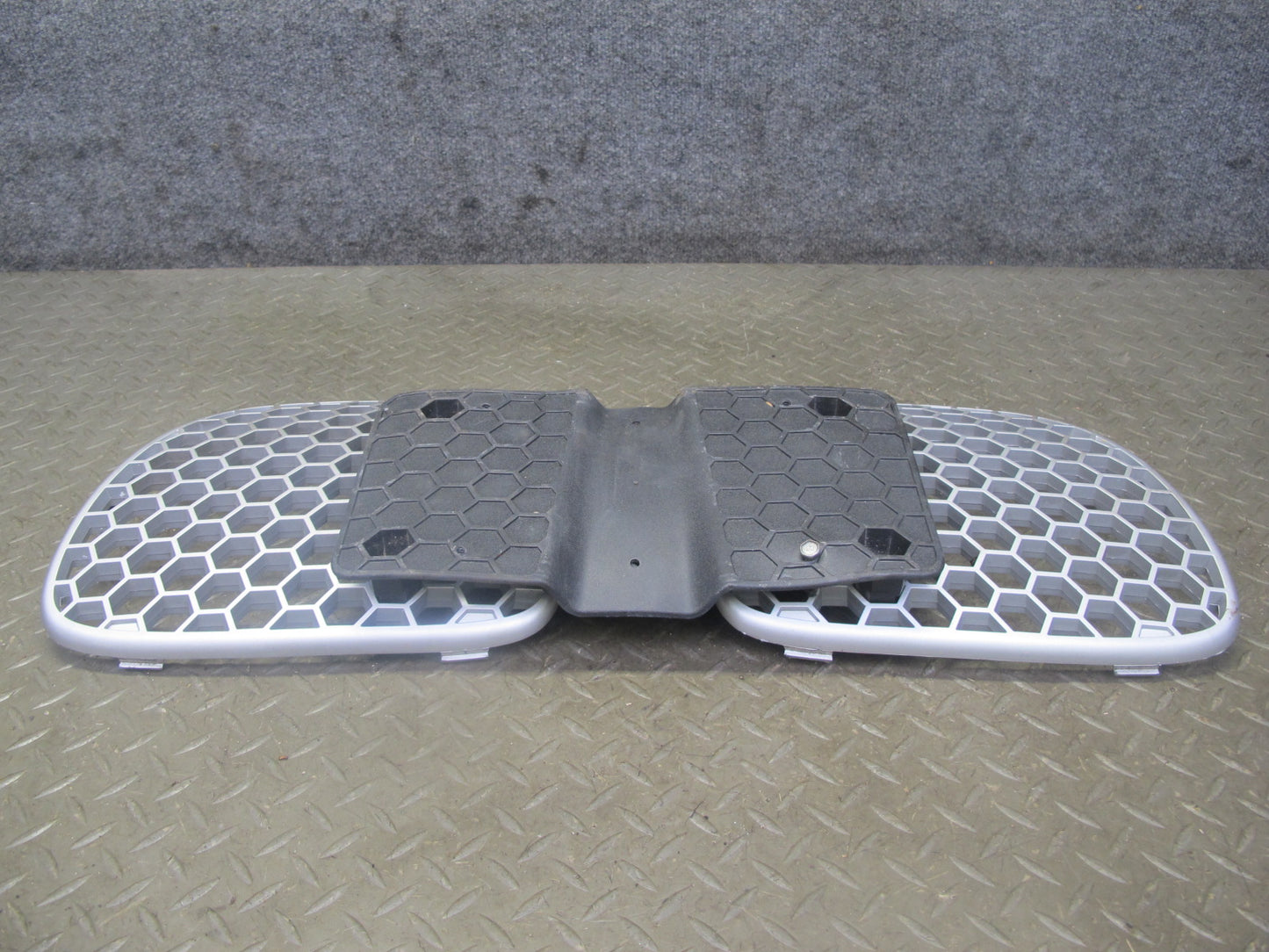 06-09 Pontiac Solstice Front Bumper Right & Left Grille w License Plate Assy OEM