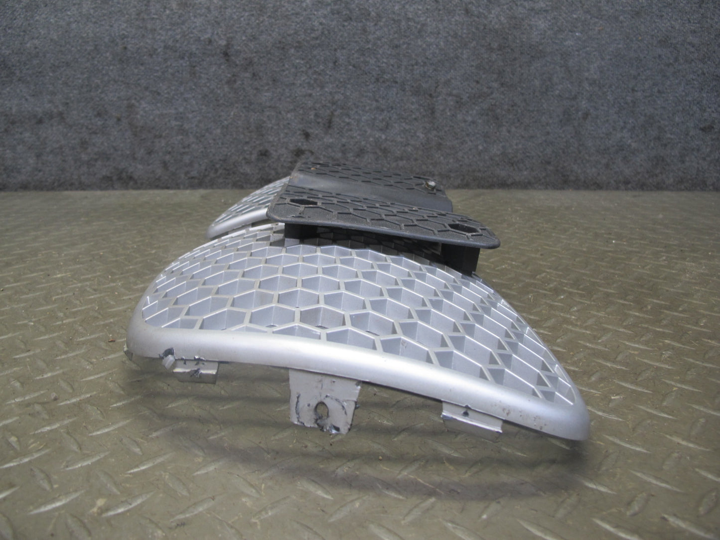 06-09 Pontiac Solstice Front Bumper Right & Left Grille w License Plate Assy OEM