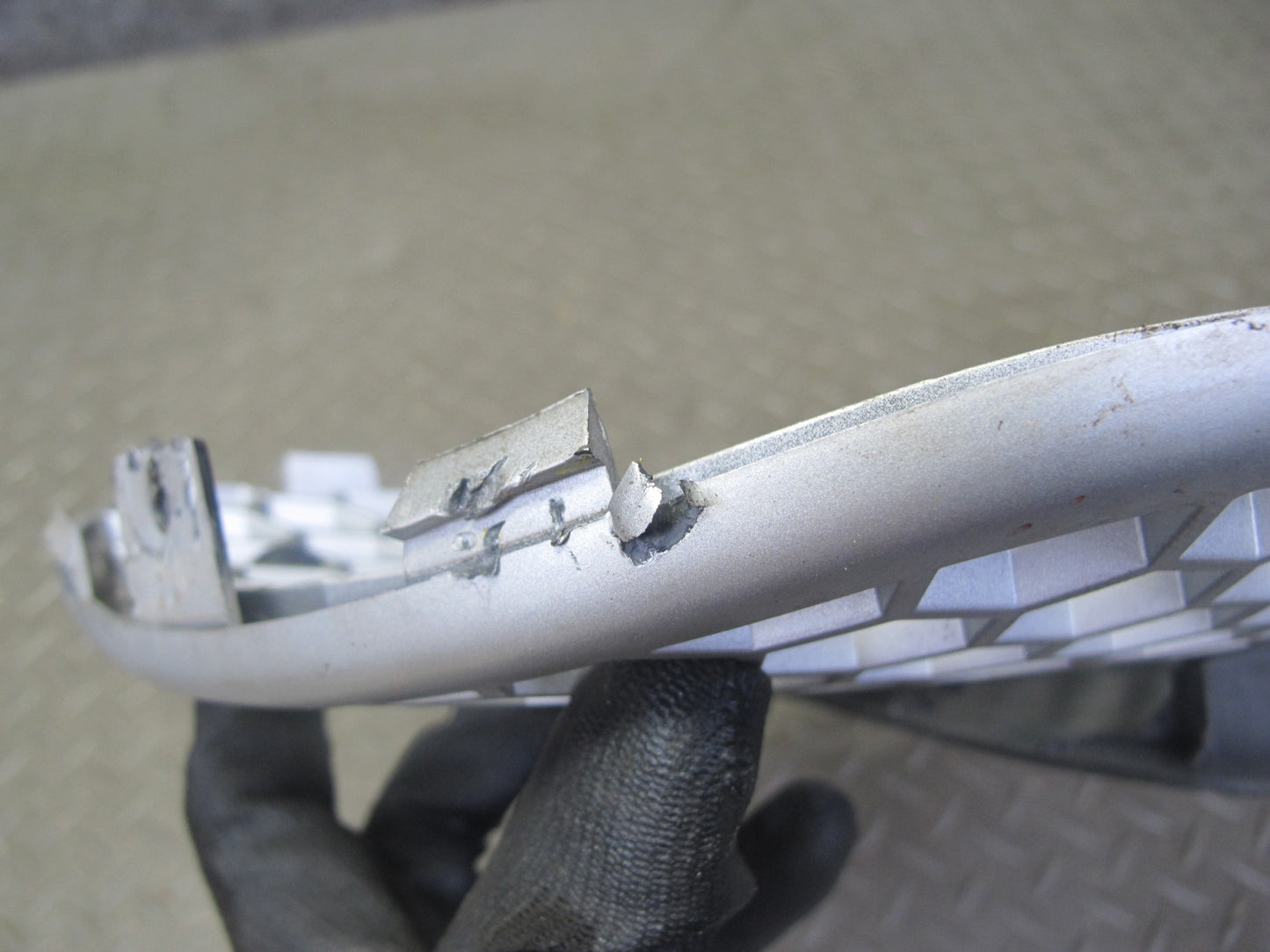 06-09 Pontiac Solstice Front Bumper Right & Left Grille w License Plate Assy OEM