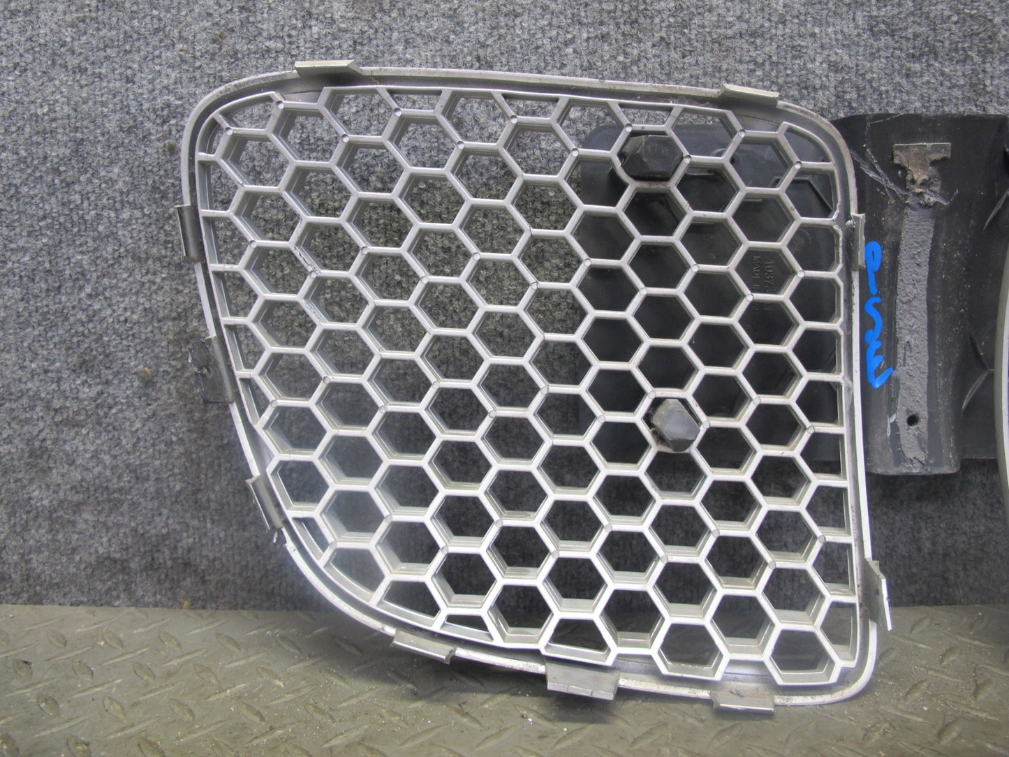 06-09 Pontiac Solstice Front Bumper Right & Left Grille w License Plate Assy OEM