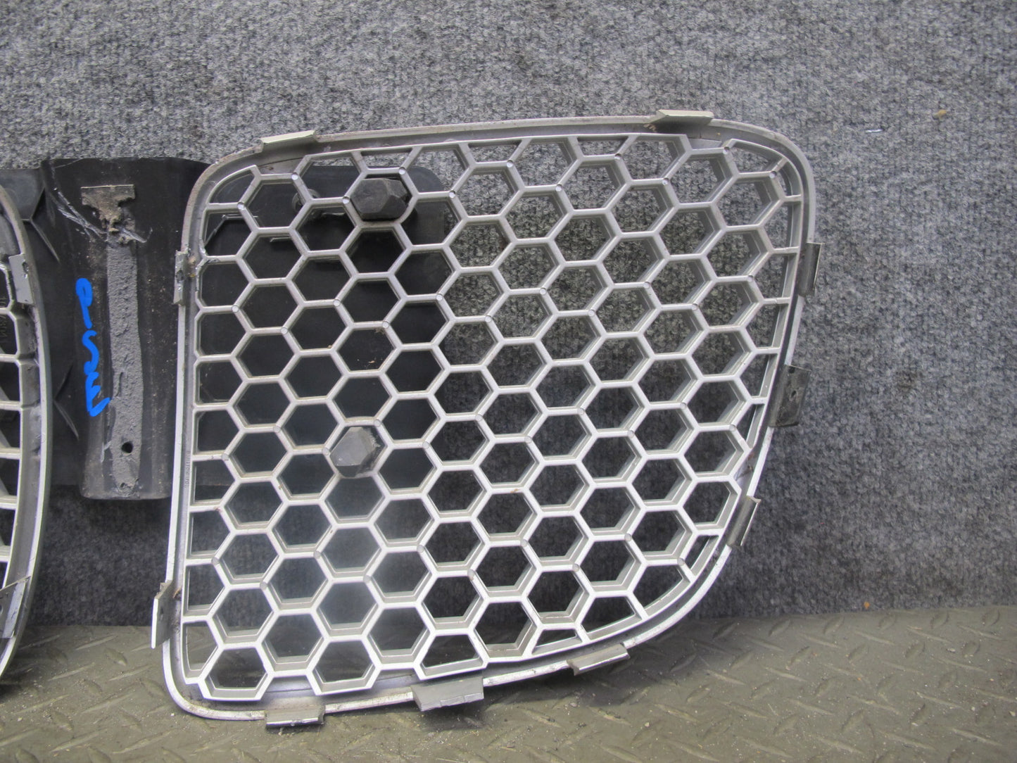 06-09 Pontiac Solstice Front Bumper Right & Left Grille w License Plate Assy OEM