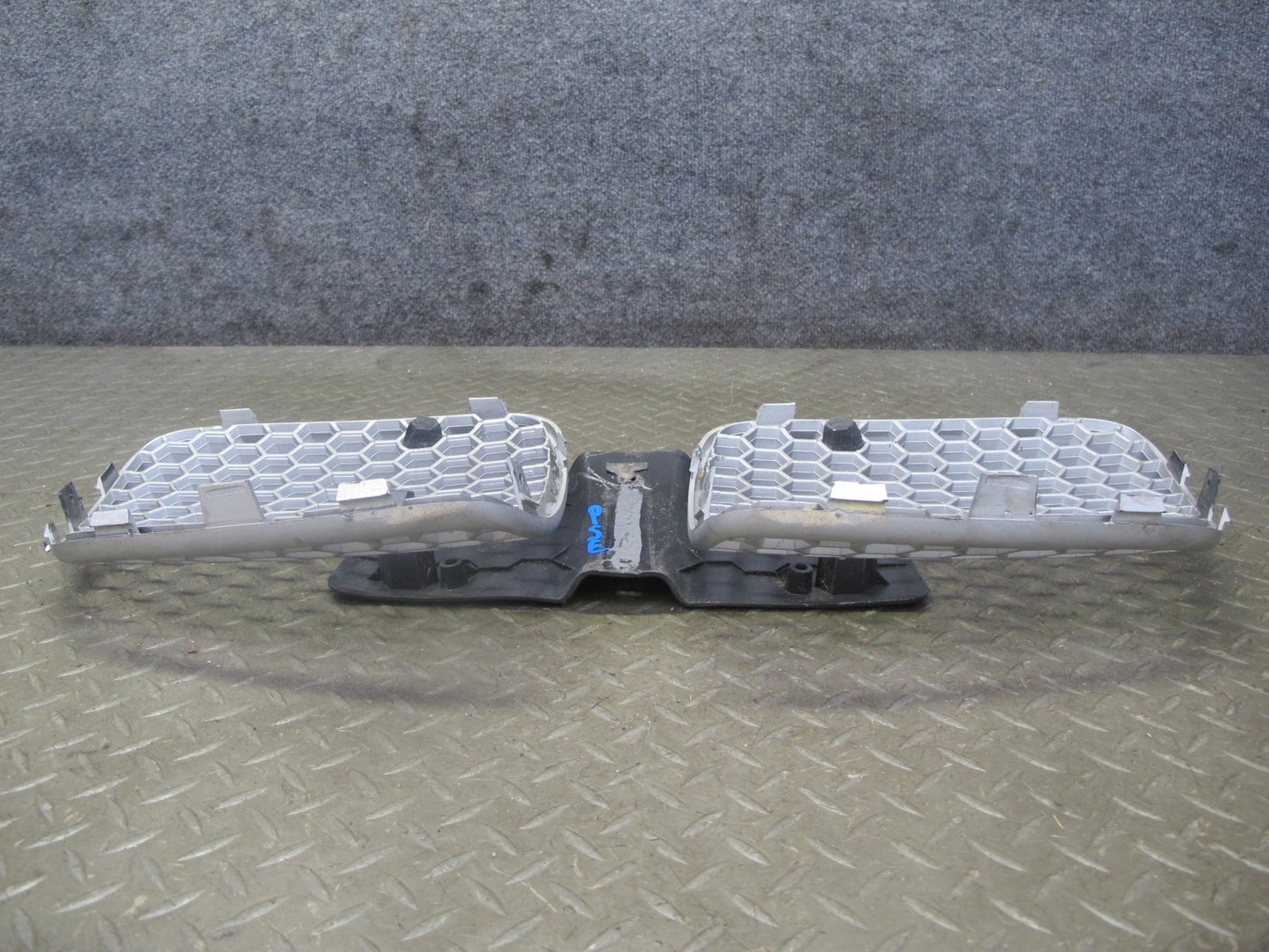 06-09 Pontiac Solstice Front Bumper Right & Left Grille w License Plate Assy OEM