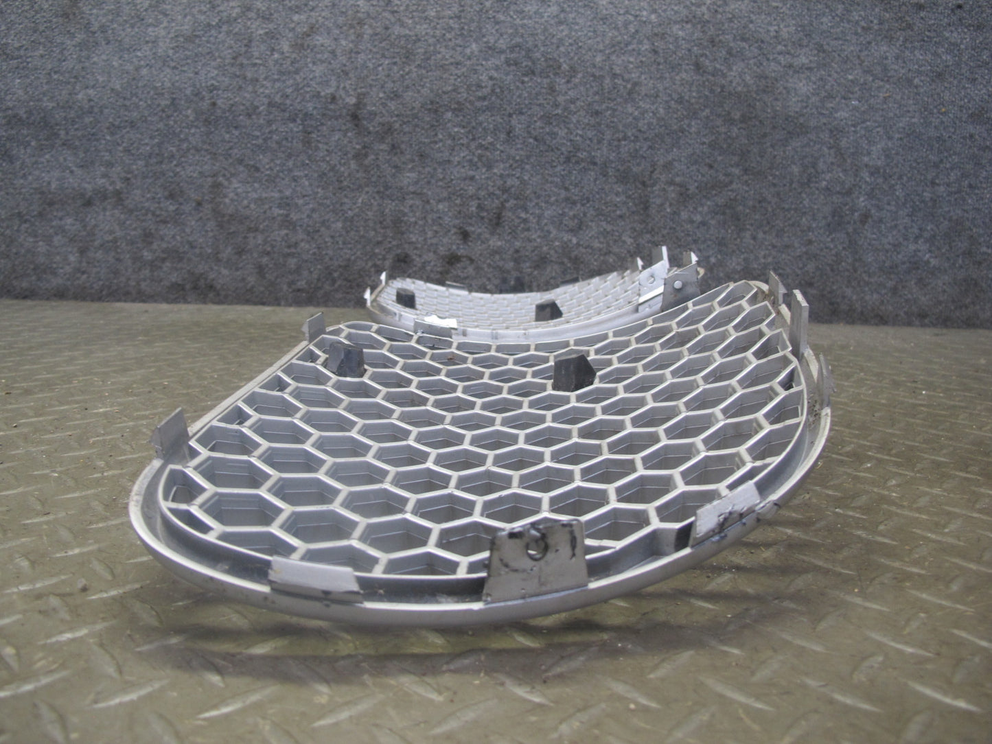 06-09 Pontiac Solstice Front Bumper Right & Left Grille w License Plate Assy OEM