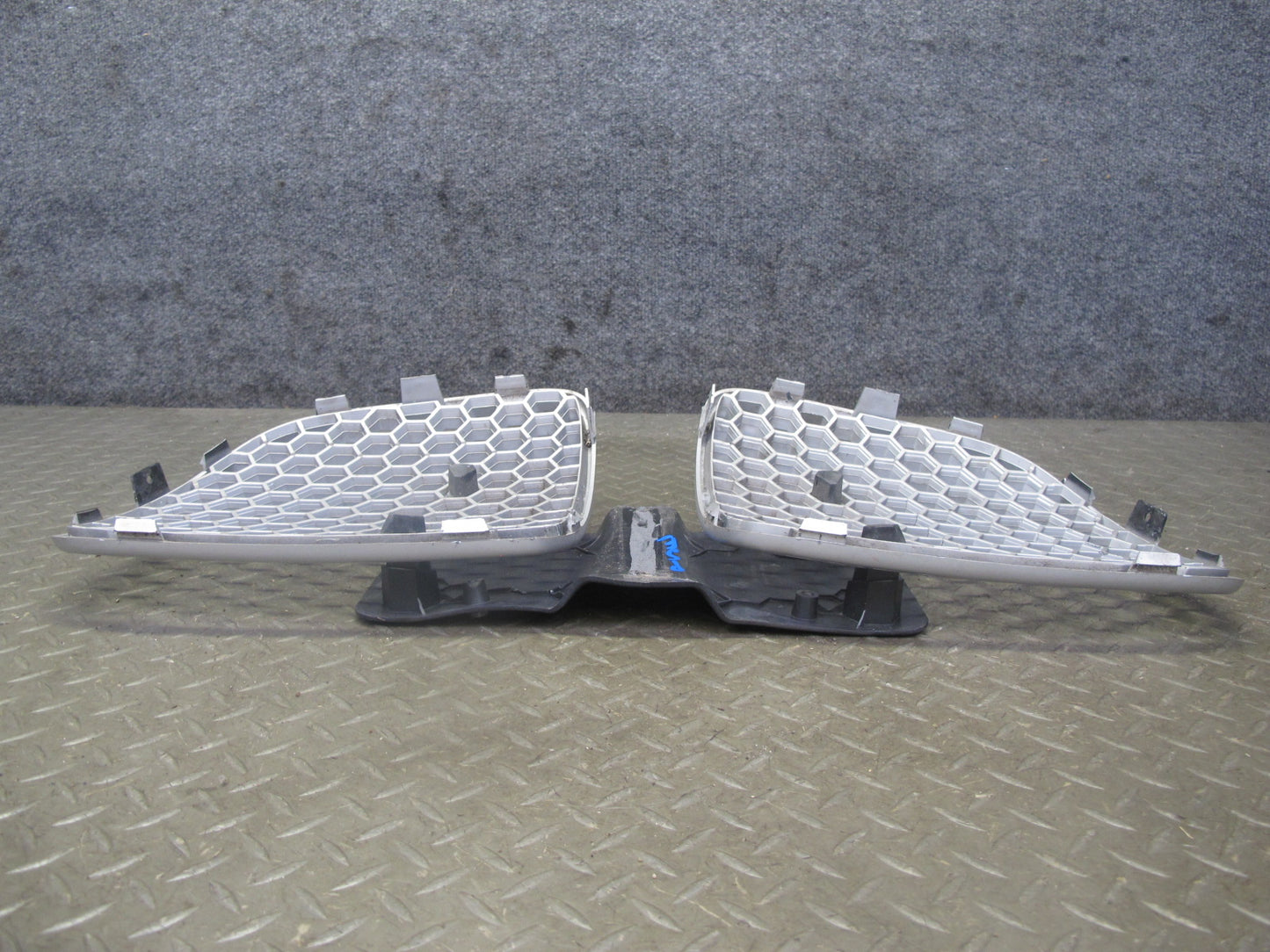 06-09 Pontiac Solstice Front Bumper Right & Left Grille w License Plate Assy OEM