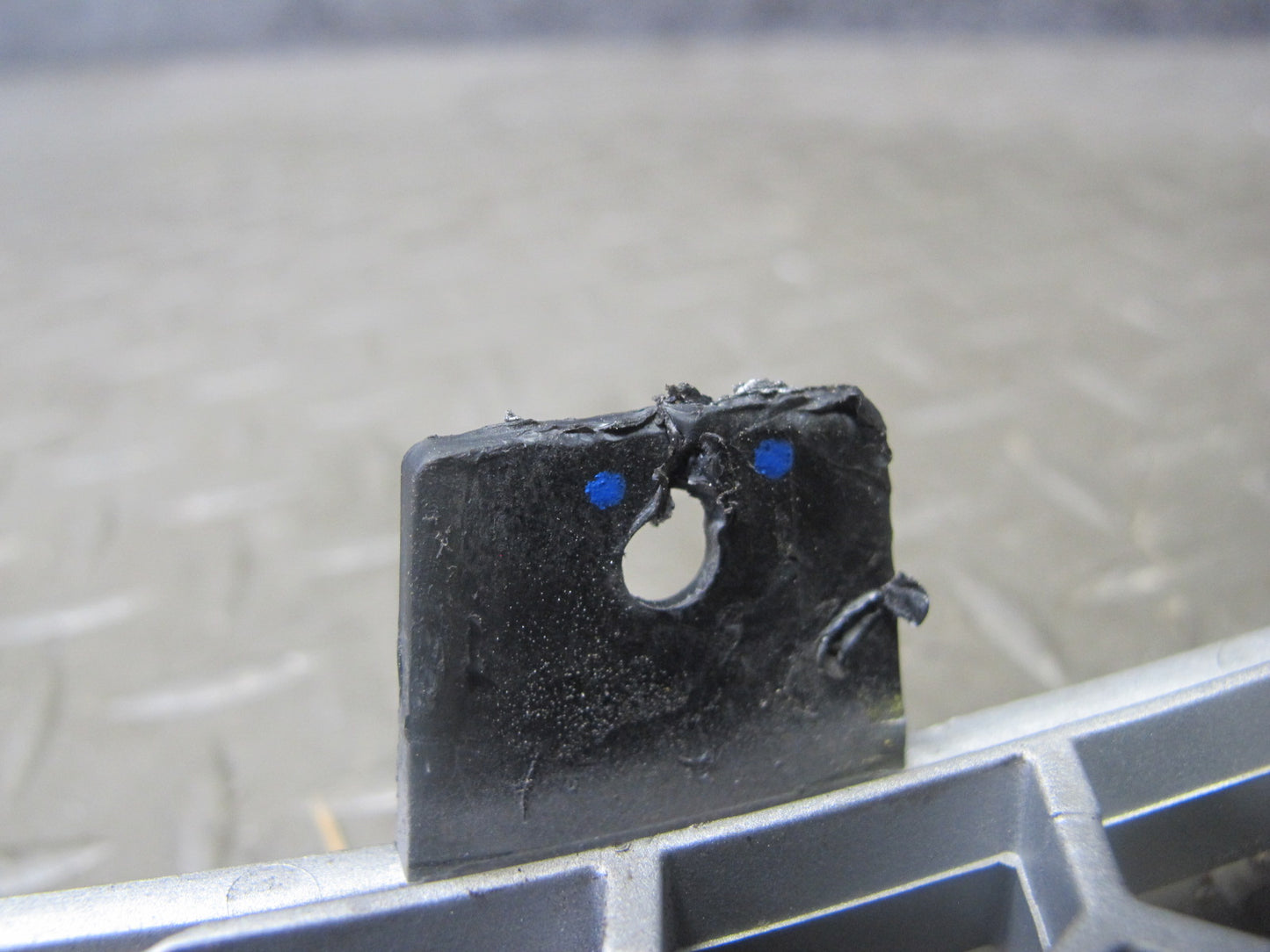 06-09 Pontiac Solstice Front Bumper Right & Left Grille w License Plate Assy OEM