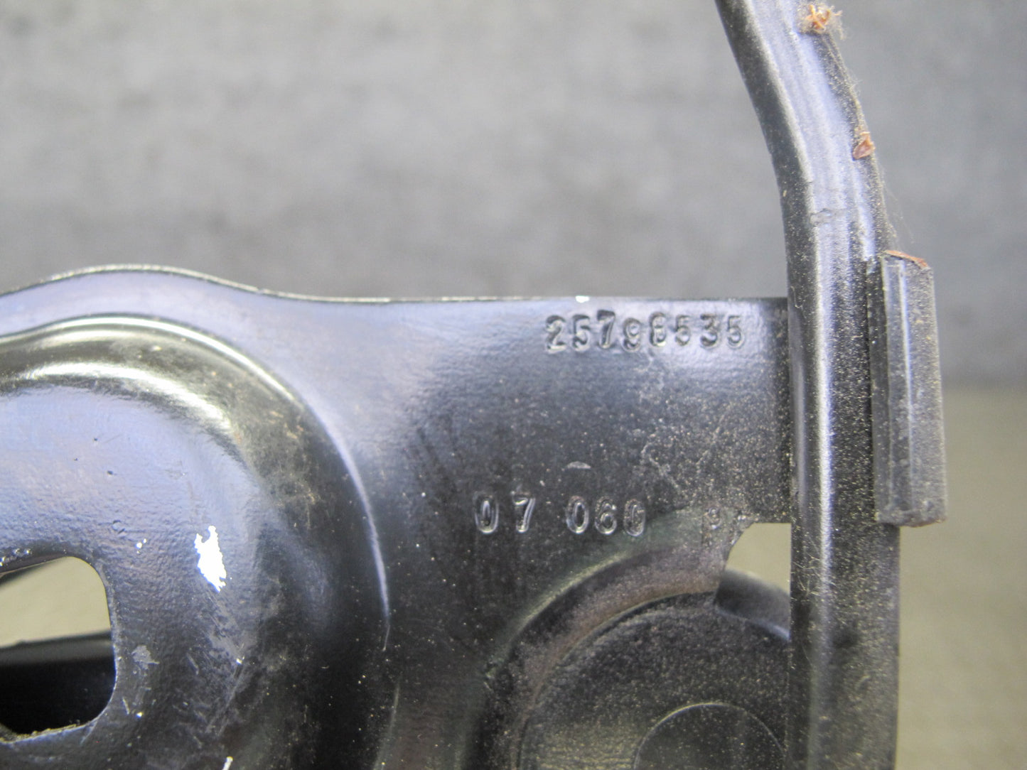 06-10 Pontiac Solstice Saturn SKY Convert Rear Trunk Hinge Bracket 25798535 OEM