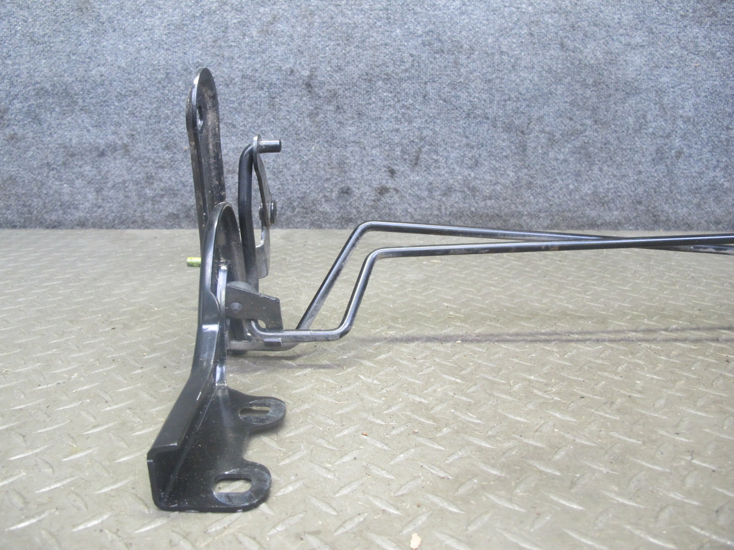 06-10 Pontiac Solstice Saturn SKY Convert Rear Trunk Hinge Bracket 25798535 OEM