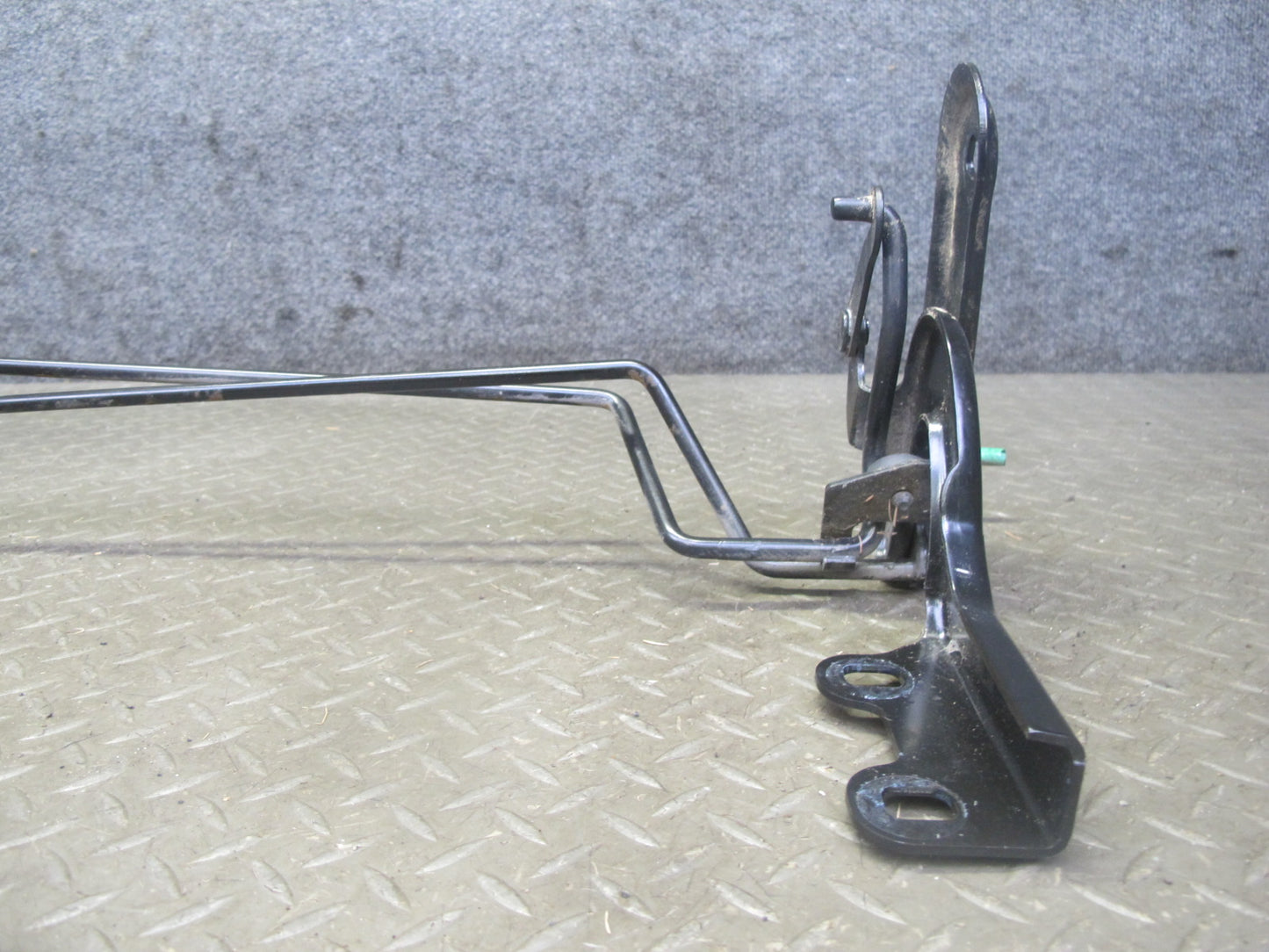 06-10 Pontiac Solstice Saturn SKY Convert Rear Trunk Hinge Bracket 25798535 OEM