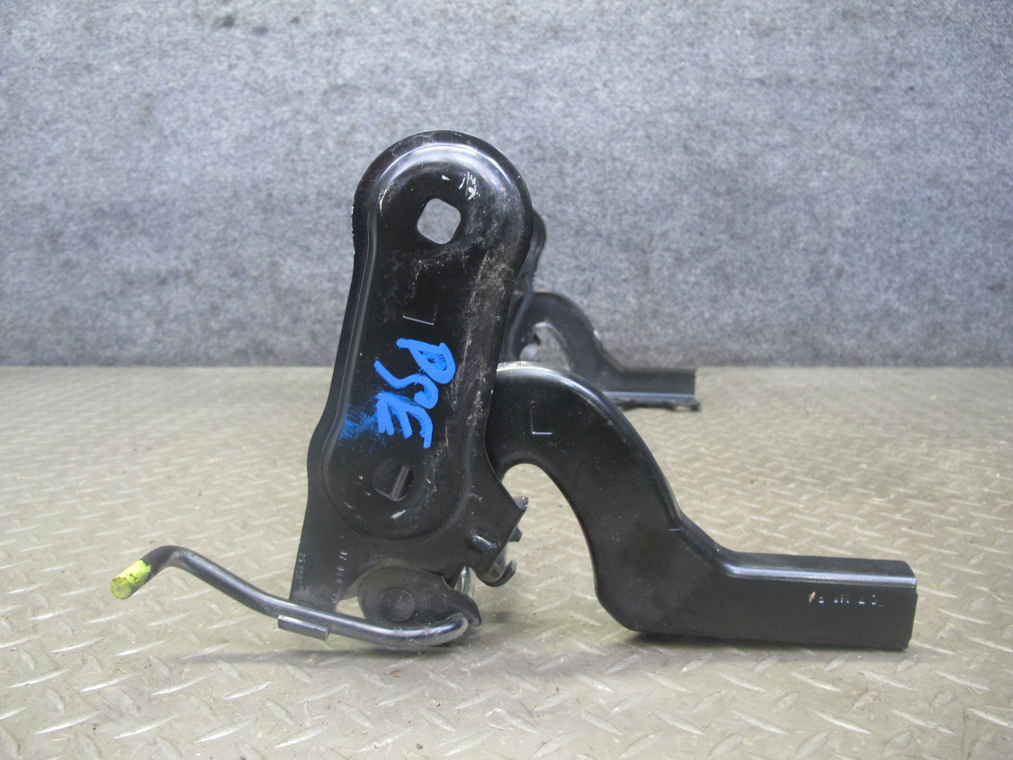 06-10 Pontiac Solstice Saturn SKY Convert Rear Trunk Hinge Bracket 25798535 OEM