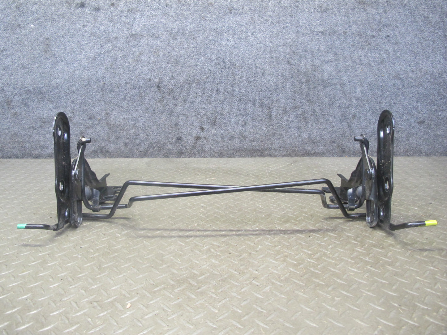 06-10 Pontiac Solstice Saturn SKY Convert Rear Trunk Hinge Bracket 25798535 OEM