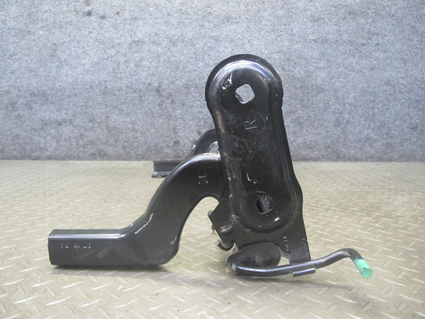 06-10 Pontiac Solstice Saturn SKY Convert Rear Trunk Hinge Bracket 25798535 OEM