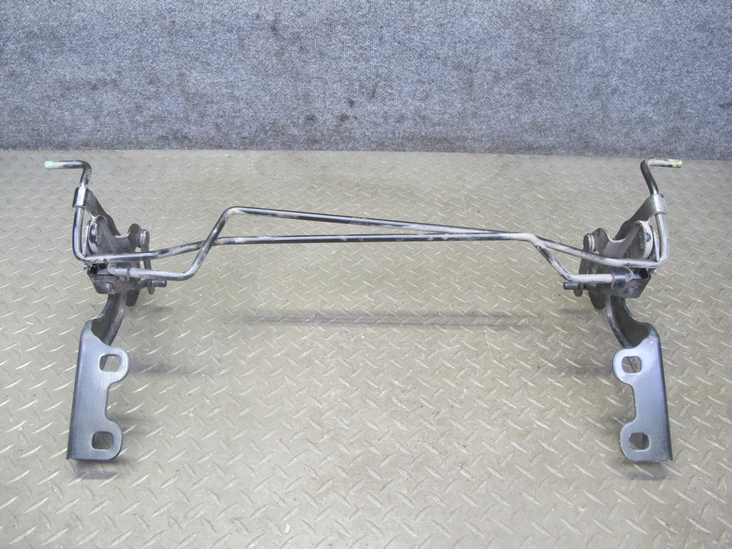 06-10 Pontiac Solstice Saturn SKY Convert Rear Trunk Hinge Bracket 25798535 OEM