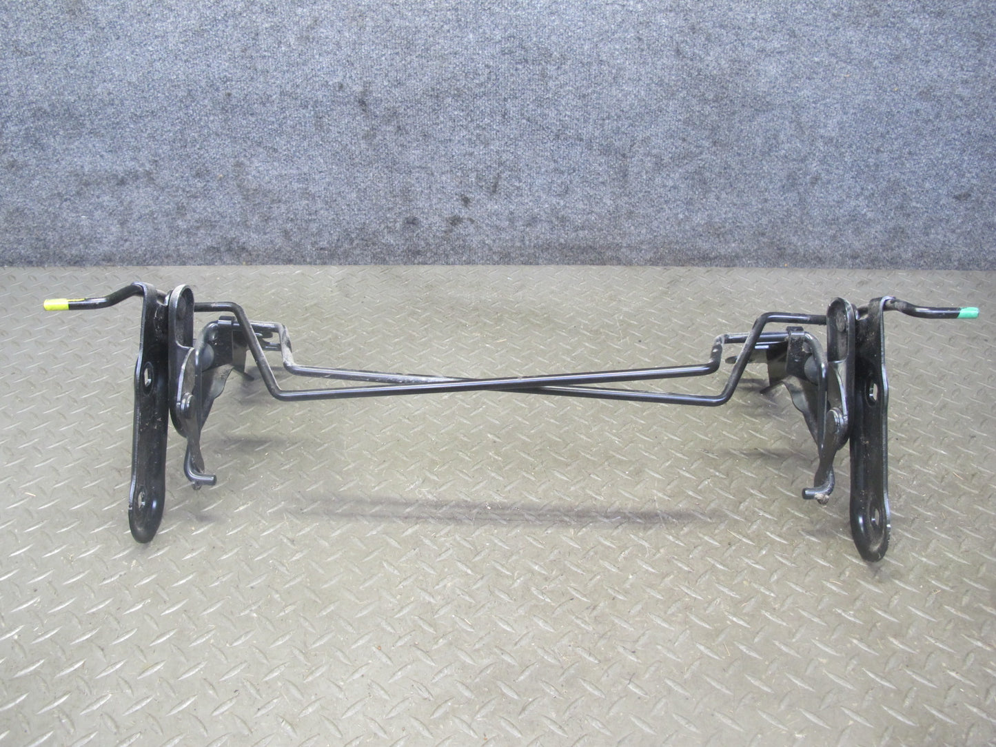 06-10 Pontiac Solstice Saturn SKY Convert Rear Trunk Hinge Bracket 25798535 OEM