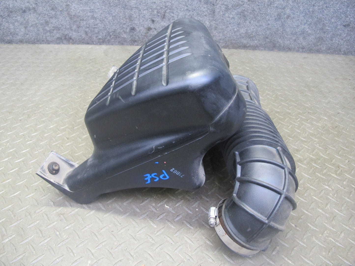 06-10 Pontiac Solstice Saturn SKY 2.4L Air Intake Resonator w Duct Assy 20K OEM