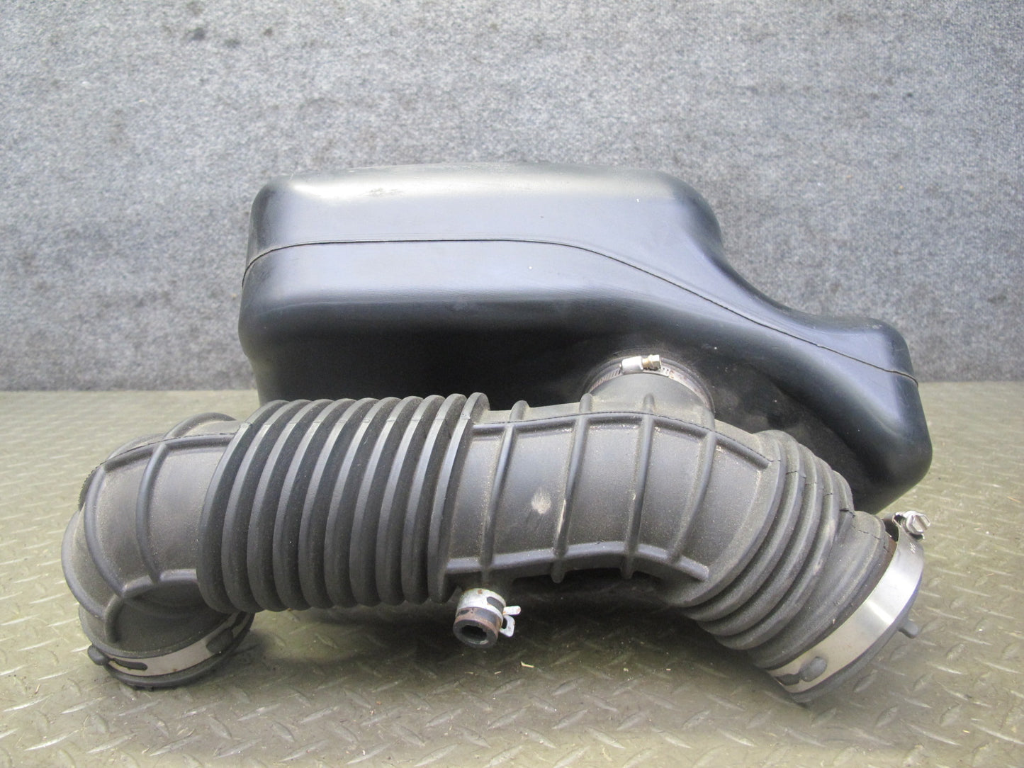 06-10 Pontiac Solstice Saturn SKY 2.4L Air Intake Resonator w Duct Assy 20K OEM