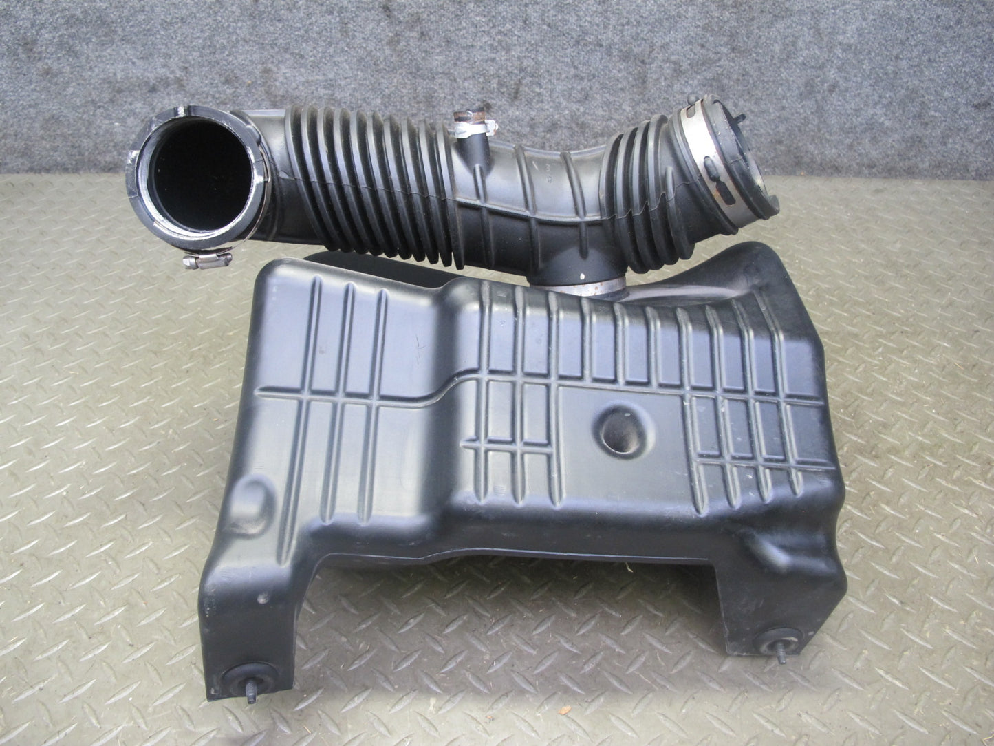 06-10 Pontiac Solstice Saturn SKY 2.4L Air Intake Resonator w Duct Assy 20K OEM