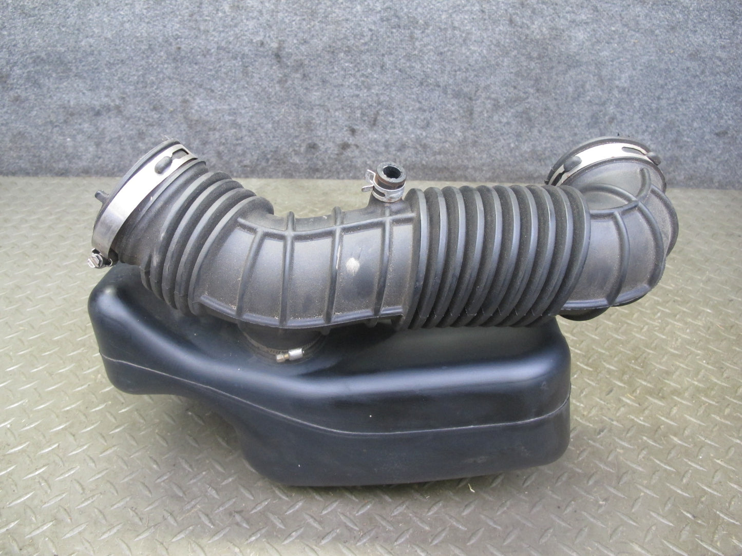 06-10 Pontiac Solstice Saturn SKY 2.4L Air Intake Resonator w Duct Assy 20K OEM