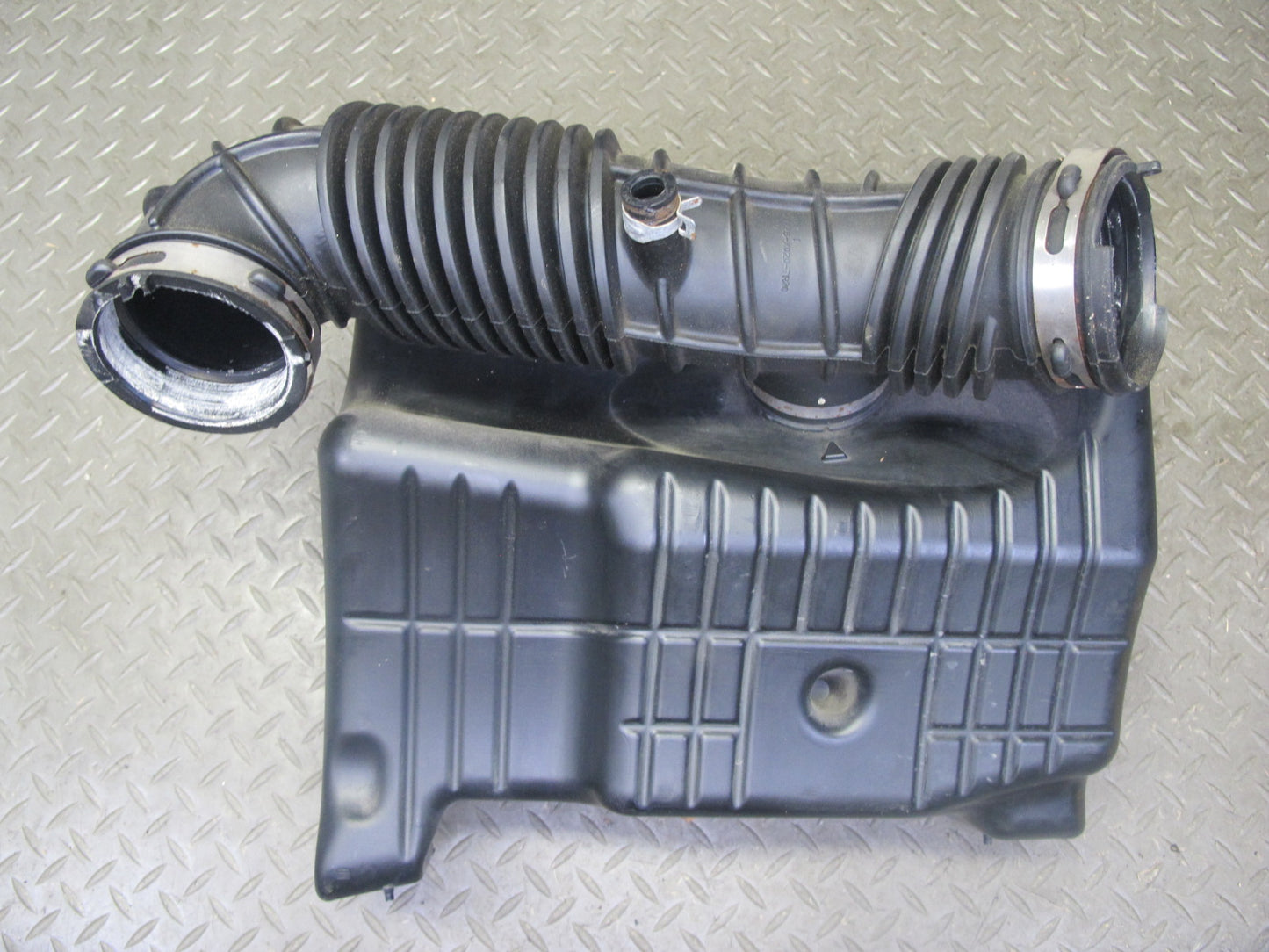 06-10 Pontiac Solstice Saturn SKY 2.4L Air Intake Resonator w Duct Assy 20K OEM