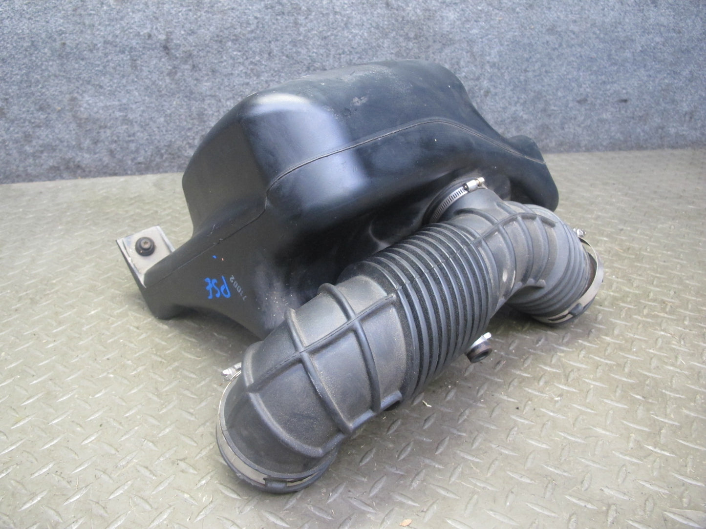 06-10 Pontiac Solstice Saturn SKY 2.4L Air Intake Resonator w Duct Assy 20K OEM