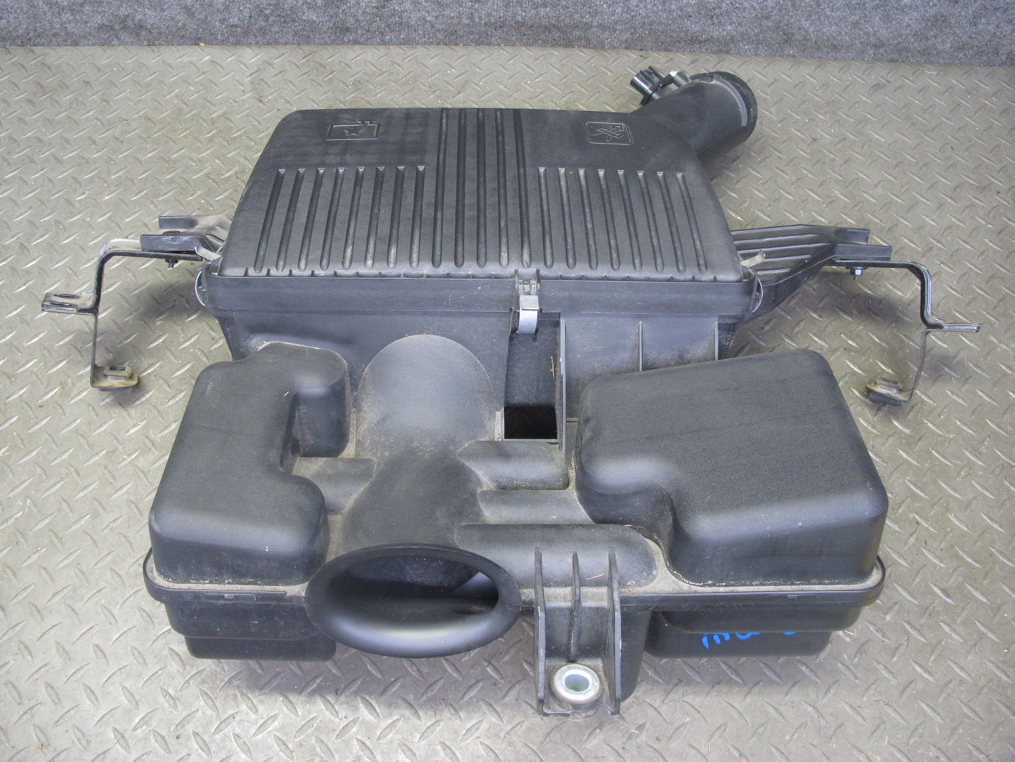 06-10 Pontiac Solstice SKY 2.4L Air Intake Cleaner Filter Box w MAF Sensor OEM